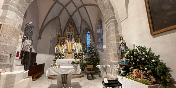 Aus der weihnachtlich geschmückten Pfarrkirche